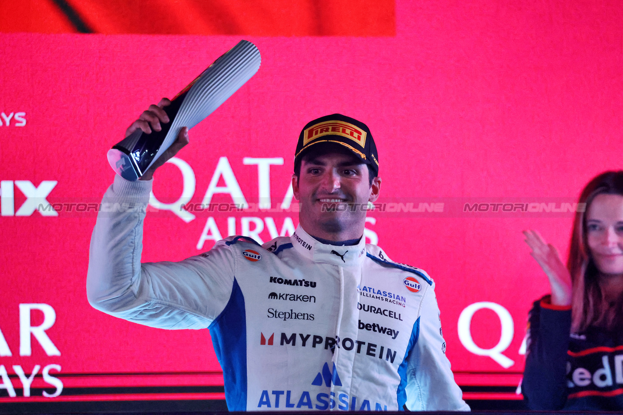 GP QATAR, Carlos Sainz (ESP) Atlassian Williams Racing celebrates his third position on the podium.

30.11.2025. Formula 1 World Championship, Rd 23, Qatar Grand Prix, Doha, Qatar, Gara Day.

- www.xpbimages.com, EMail: requests@xpbimages.com © Copyright: Batchelor / XPB Images