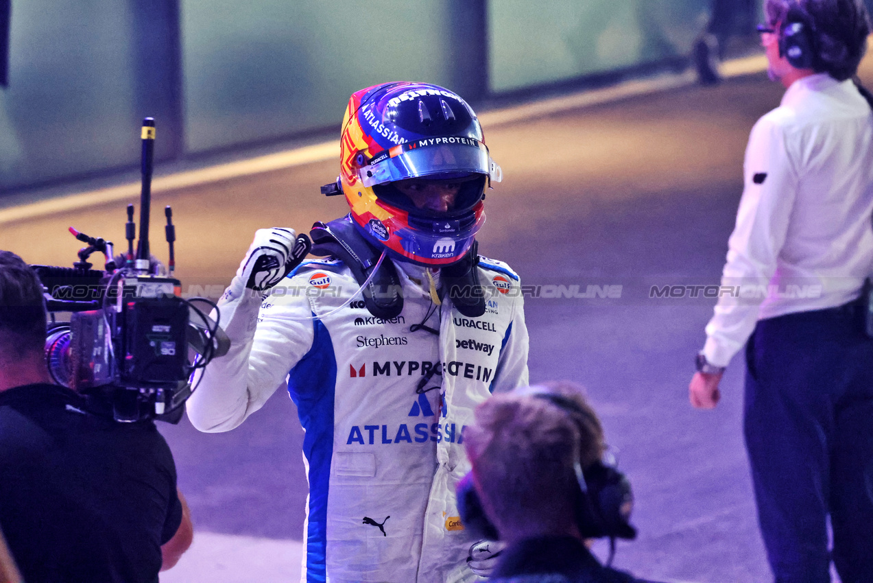 GP QATAR, Carlos Sainz (ESP) Atlassian Williams Racing celebrates his third position in parc ferme.

30.11.2025. Formula 1 World Championship, Rd 23, Qatar Grand Prix, Doha, Qatar, Gara Day.

- www.xpbimages.com, EMail: requests@xpbimages.com © Copyright: Batchelor / XPB Images
