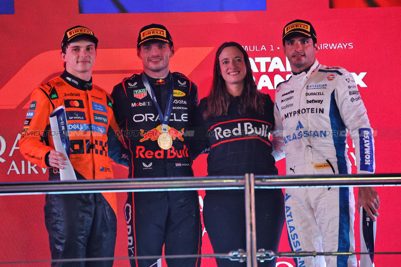 GP QATAR, The podium (L to R): Oscar Piastri (AUS) McLaren, second; Max Verstappen (NLD) Red Bull Racing, vincitore; Hannah Schmitz (GBR) Red Bull Racing Senior Strategy Engineer; Carlos Sainz (ESP) Atlassian Williams Racing, third.

30.11.2025. Formula 1 World Championship, Rd 23, Qatar Grand Prix, Doha, Qatar, Gara Day.

- www.xpbimages.com, EMail: requests@xpbimages.com © Copyright: Batchelor / XPB Images