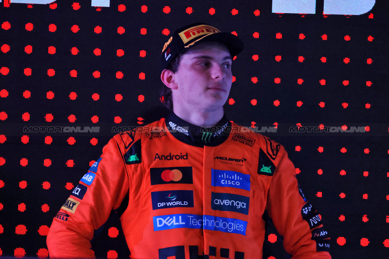 GP QATAR, Third placed Oscar Piastri (AUS) McLaren on the podium.
30.11.2025. Formula 1 World Championship, Rd 23, Qatar Grand Prix, Doha, Qatar, Gara Day.
- www.xpbimages.com, EMail: requests@xpbimages.com © Copyright: Batchelor / XPB Images