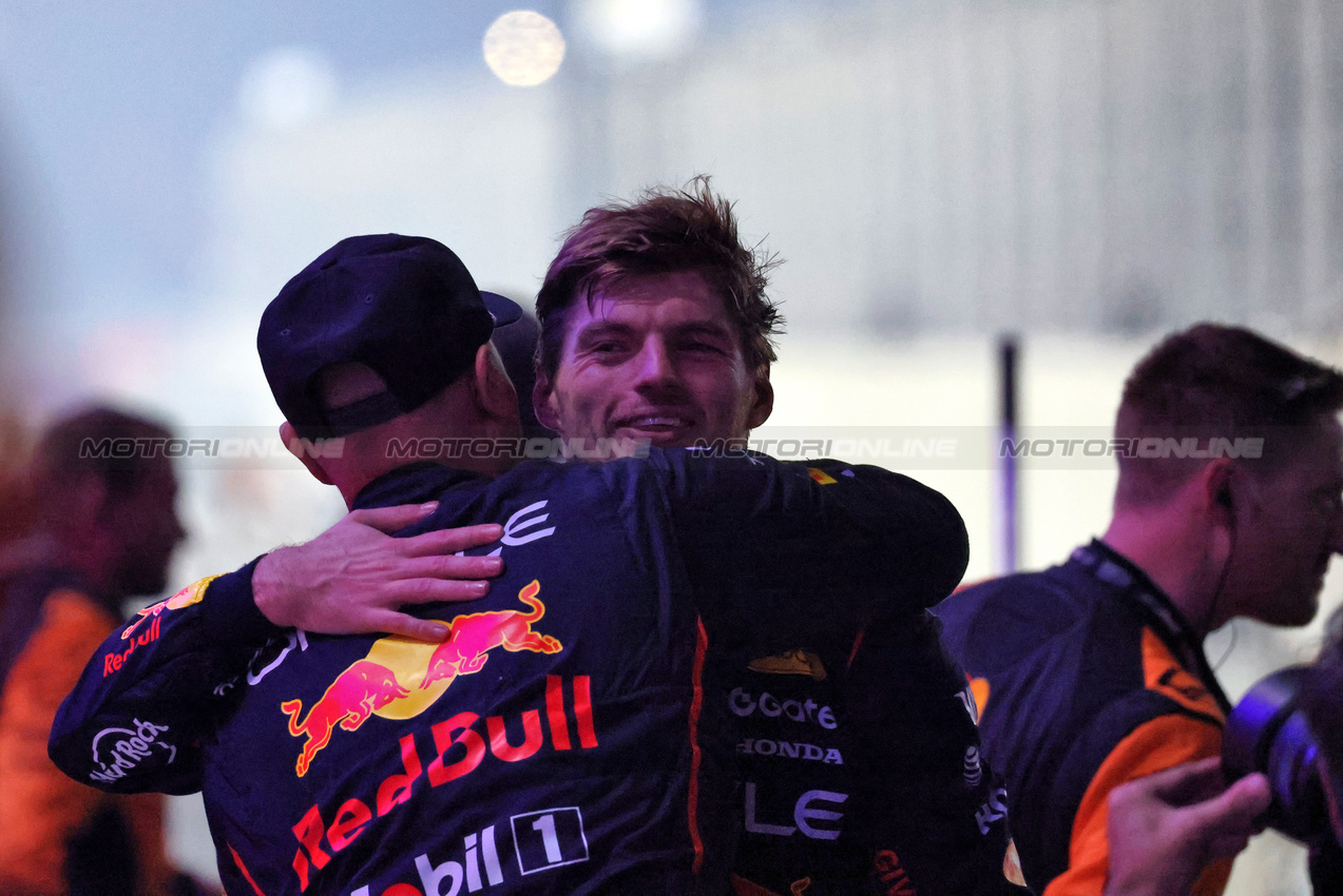 GP QATAR, Gara winner Max Verstappen (NLD) Red Bull Racing celebrates in parc ferme.
30.11.2025. Formula 1 World Championship, Rd 23, Qatar Grand Prix, Doha, Qatar, Gara Day.
- www.xpbimages.com, EMail: requests@xpbimages.com © Copyright: Charniaux / XPB Images