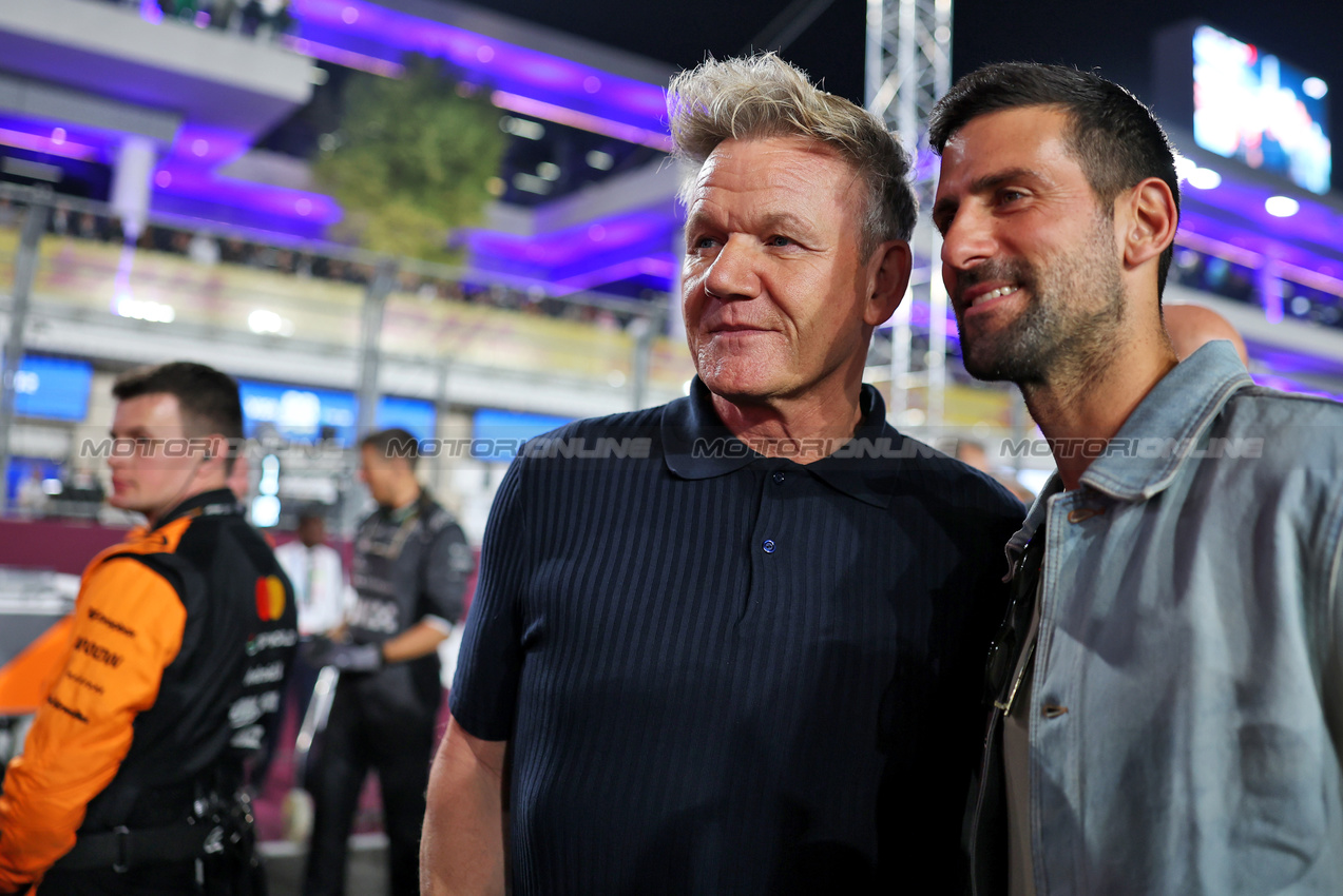 GP QATAR, (L to R): Gordon Ramsay (GBR) Celebrity Chef with Novak Djokovic (SRB) Tennis Player on the grid.

30.11.2025. Formula 1 World Championship, Rd 23, Qatar Grand Prix, Doha, Qatar, Gara Day.

- www.xpbimages.com, EMail: requests@xpbimages.com © Copyright: Moy / XPB Images