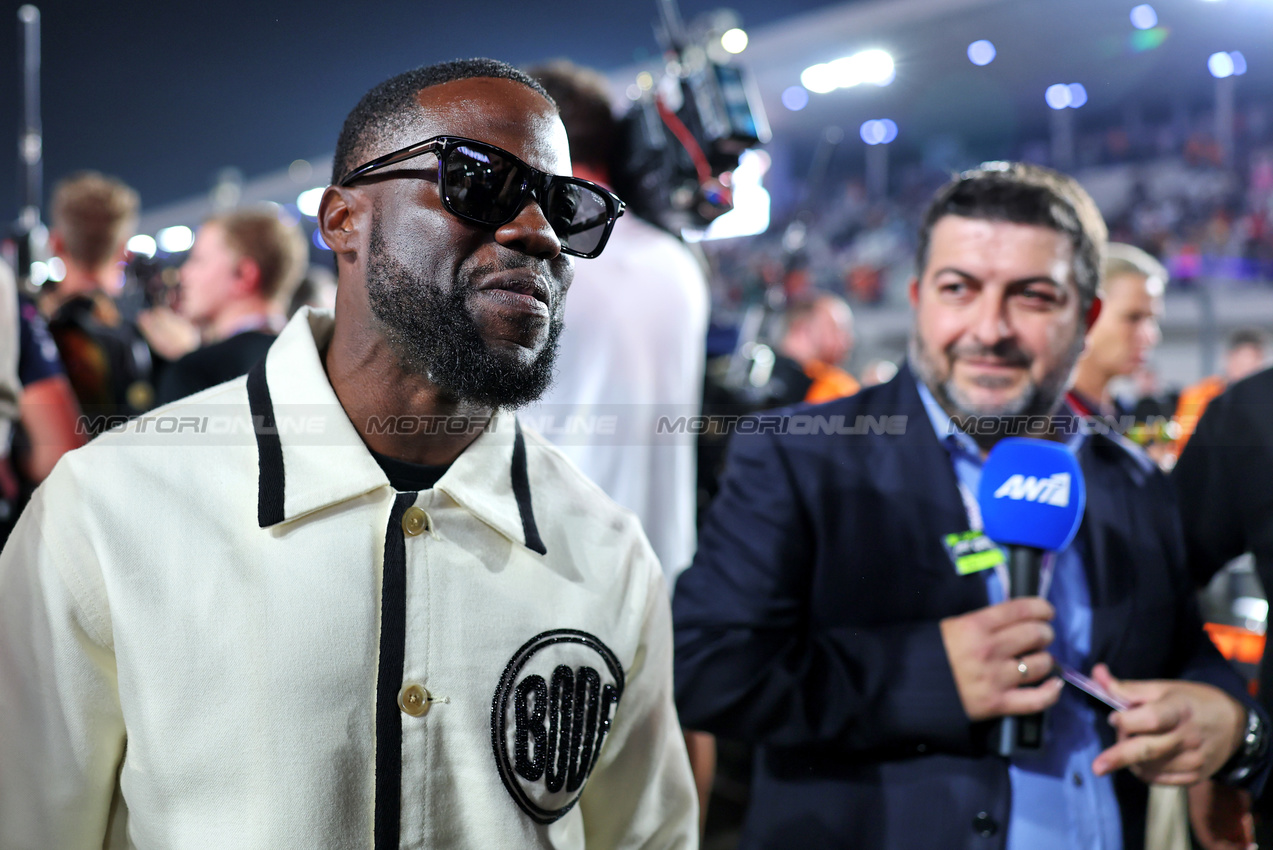 GP QATAR, Kevin Hart (USA) Actor on the grid.

30.11.2025. Formula 1 World Championship, Rd 23, Qatar Grand Prix, Doha, Qatar, Gara Day.

- www.xpbimages.com, EMail: requests@xpbimages.com © Copyright: Moy / XPB Images