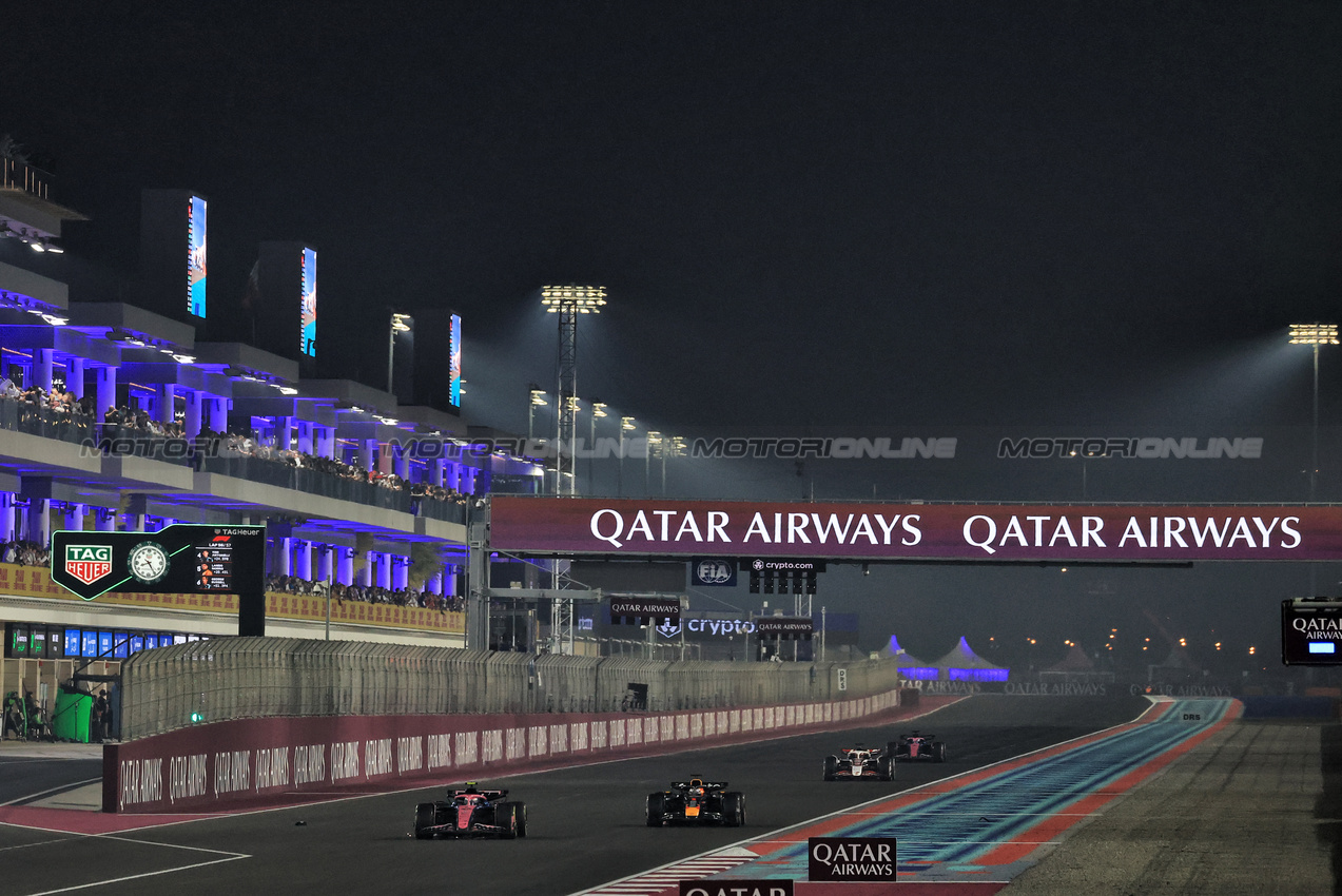 GP QATAR, Lando Norris (GBR) McLaren MCL39 e Max Verstappen (NLD) Red Bull Racing RB21.
30.11.2025. Formula 1 World Championship, Rd 23, Qatar Grand Prix, Doha, Qatar, Gara Day.
- www.xpbimages.com, EMail: requests@xpbimages.com © Copyright: Moy / XPB Images