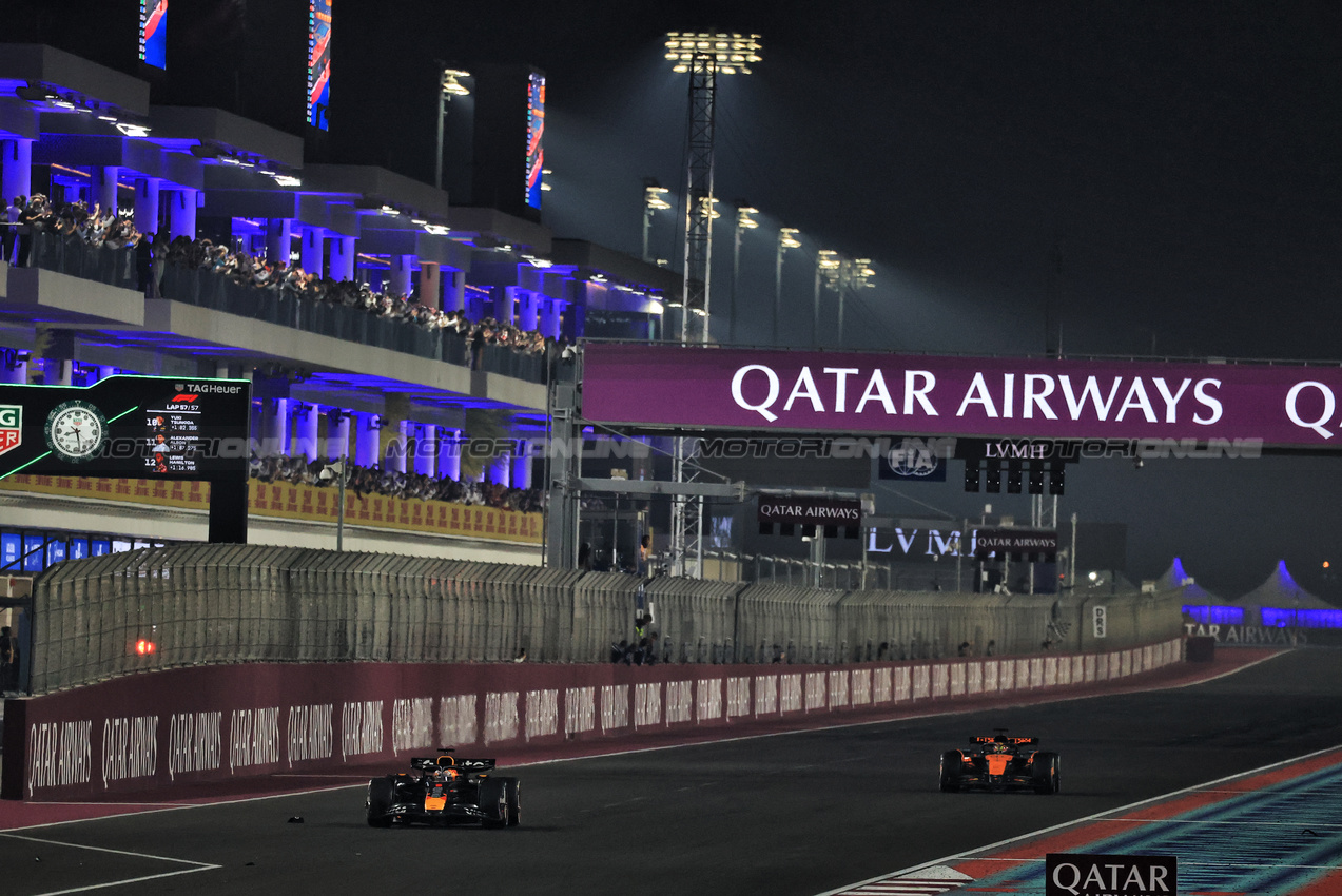 GP QATAR, Max Verstappen (NLD) Red Bull Racing RB21 e Oscar Piastri (AUS) McLaren MCL39 at the end of the race.

30.11.2025. Formula 1 World Championship, Rd 23, Qatar Grand Prix, Doha, Qatar, Gara Day.

- www.xpbimages.com, EMail: requests@xpbimages.com © Copyright: Moy / XPB Images