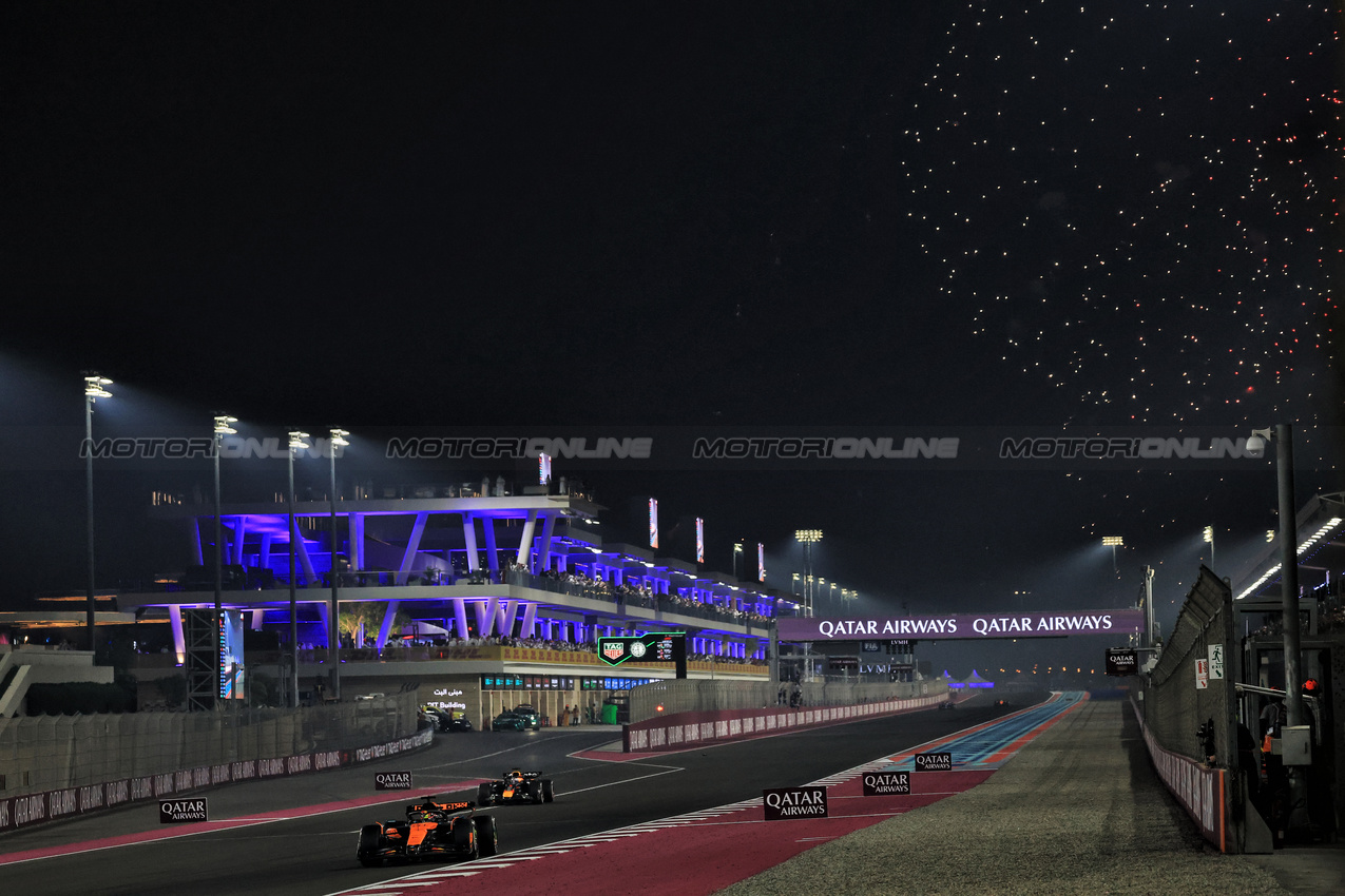 GP QATAR, Oscar Piastri (AUS) McLaren MCL39 e Max Verstappen (NLD) Red Bull Racing RB21 at the end of the race.

30.11.2025. Formula 1 World Championship, Rd 23, Qatar Grand Prix, Doha, Qatar, Gara Day.

- www.xpbimages.com, EMail: requests@xpbimages.com © Copyright: Moy / XPB Images