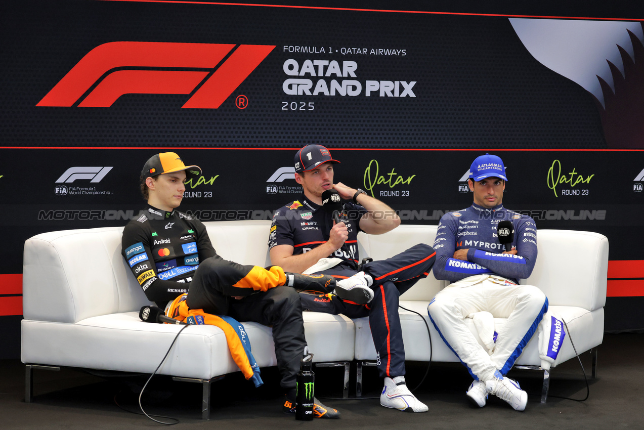 GP QATAR, (L to R): Oscar Piastri (AUS) McLaren; Max Verstappen (NLD) Red Bull Racing; e Carlos Sainz (ESP) Atlassian Williams Racing, in the post race FIA Press Conference.
30.11.2025. Formula 1 World Championship, Rd 23, Qatar Grand Prix, Doha, Qatar, Gara Day.
- www.xpbimages.com, EMail: requests@xpbimages.com © Copyright: Moy / XPB Images