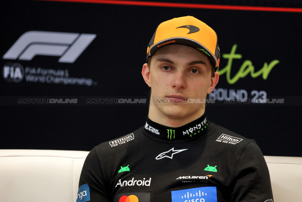 GP QATAR, Oscar Piastri (AUS) McLaren in the post race FIA Press Conference.

30.11.2025. Formula 1 World Championship, Rd 23, Qatar Grand Prix, Doha, Qatar, Gara Day.

- www.xpbimages.com, EMail: requests@xpbimages.com © Copyright: Moy / XPB Images