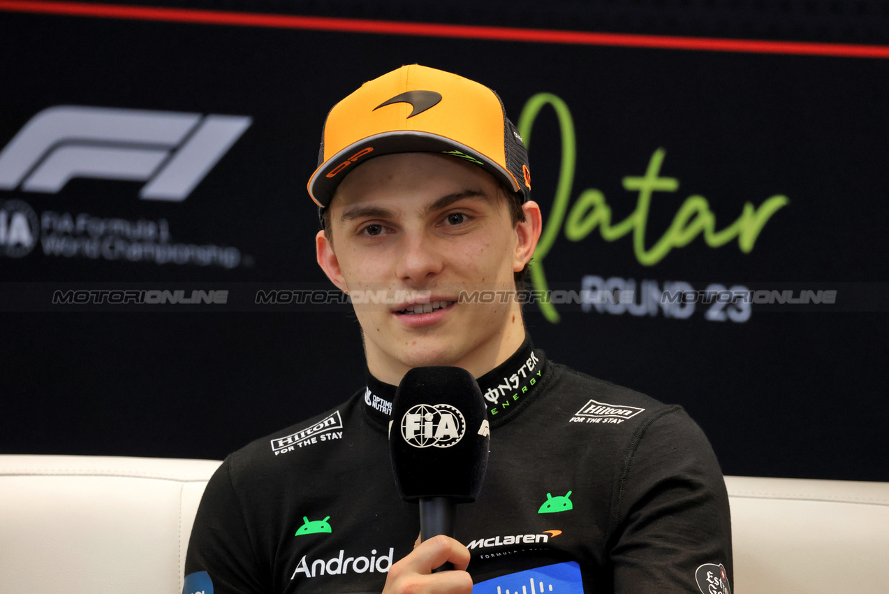 GP QATAR, Oscar Piastri (AUS) McLaren in the post race FIA Press Conference.

30.11.2025. Formula 1 World Championship, Rd 23, Qatar Grand Prix, Doha, Qatar, Gara Day.

- www.xpbimages.com, EMail: requests@xpbimages.com © Copyright: Moy / XPB Images