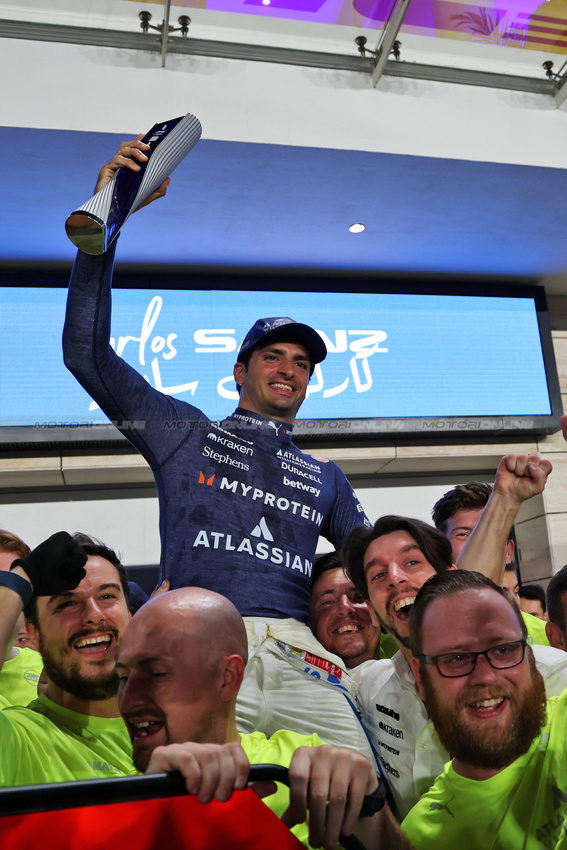 GP QATAR, Carlos Sainz (ESP) Atlassian Williams Racing celebrates his third position with the team.
30.11.2025. Formula 1 World Championship, Rd 23, Qatar Grand Prix, Doha, Qatar, Gara Day.
- www.xpbimages.com, EMail: requests@xpbimages.com © Copyright: Batchelor / XPB Images