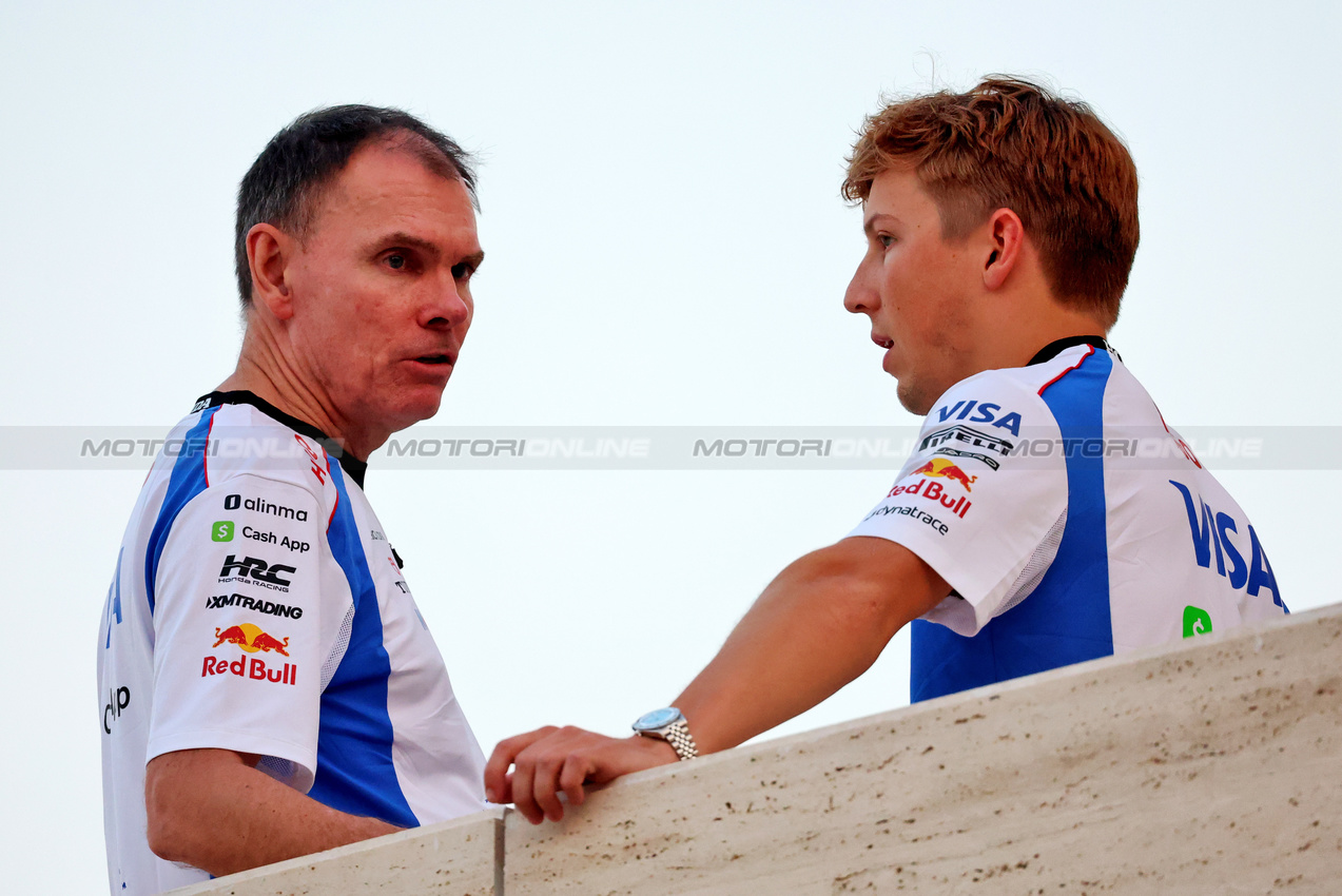 GP QATAR, (L to R): Alan Permane (GBR) Racing Bulls Team Principal with Liam Lawson (NZL) Racing Bulls.
30.11.2025. Formula 1 World Championship, Rd 23, Qatar Grand Prix, Doha, Qatar, Gara Day.
- www.xpbimages.com, EMail: requests@xpbimages.com © Copyright: Batchelor / XPB Images