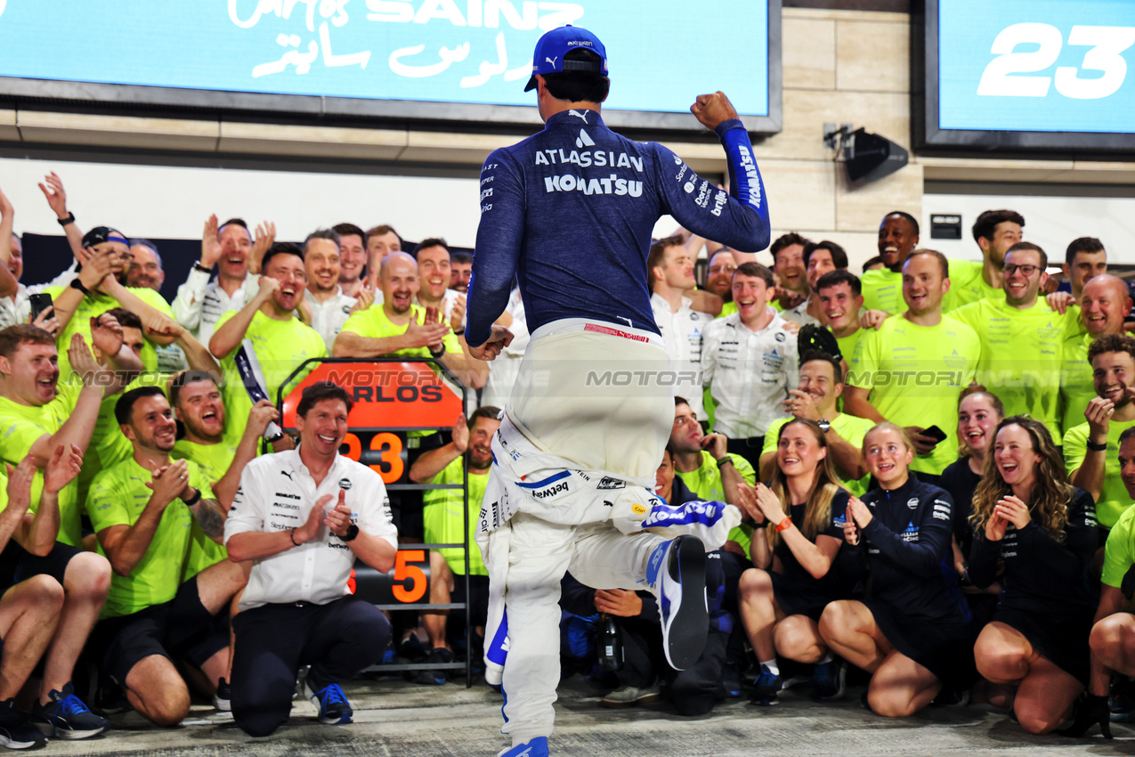 GP QATAR, Carlos Sainz (ESP) Atlassian Williams Racing celebrates his third position with the team.

30.11.2025. Formula 1 World Championship, Rd 23, Qatar Grand Prix, Doha, Qatar, Gara Day.

- www.xpbimages.com, EMail: requests@xpbimages.com © Copyright: Batchelor / XPB Images