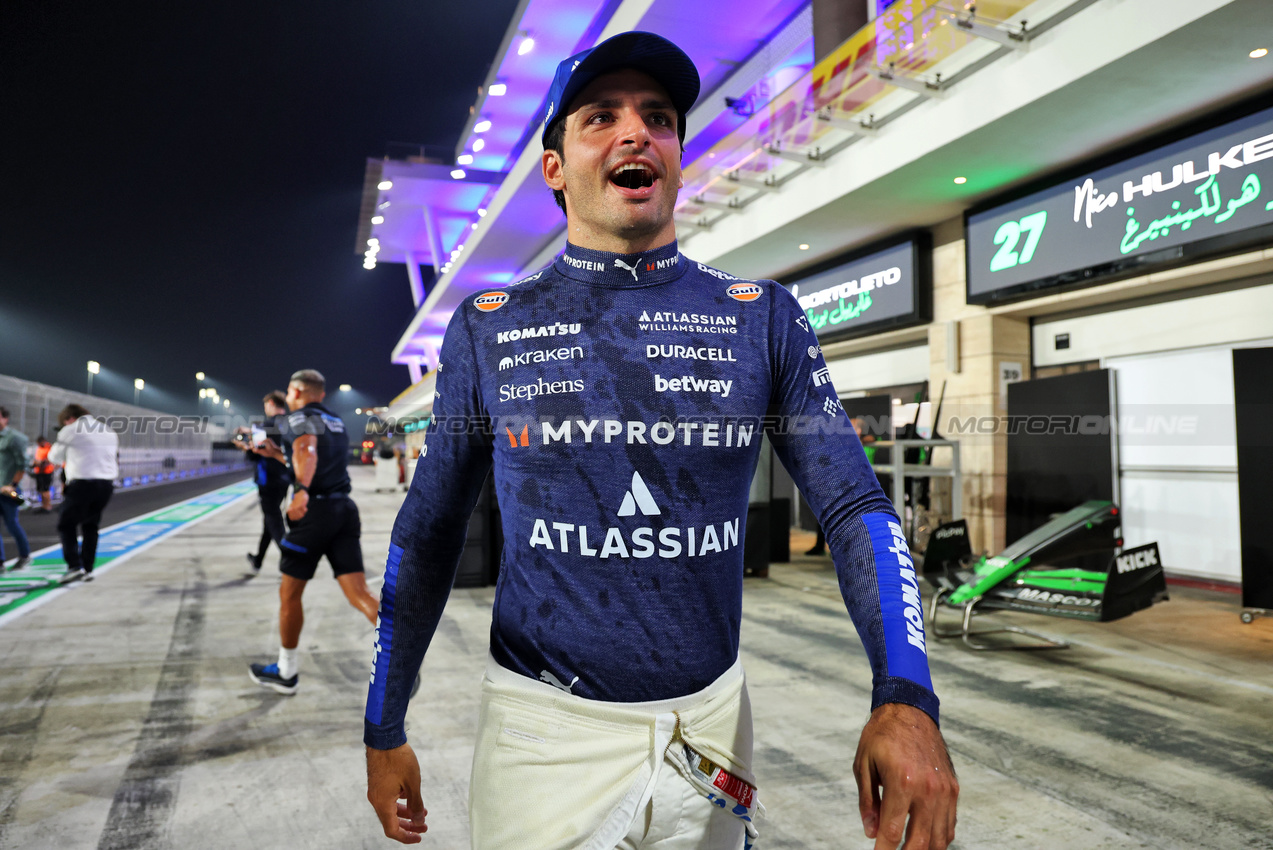 GP QATAR, Carlos Sainz (ESP) Atlassian Williams Racing celebrates his third position with the team.

30.11.2025. Formula 1 World Championship, Rd 23, Qatar Grand Prix, Doha, Qatar, Gara Day.

- www.xpbimages.com, EMail: requests@xpbimages.com © Copyright: Batchelor / XPB Images