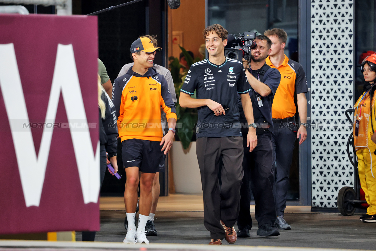 GP QATAR, (L to R): Lando Norris (GBR) McLaren e George Russell (GBR) Mercedes AMG F1 on the drivers' parade.

30.11.2025. Formula 1 World Championship, Rd 23, Qatar Grand Prix, Doha, Qatar, Gara Day.

- www.xpbimages.com, EMail: requests@xpbimages.com © Copyright: Charniaux / XPB Images