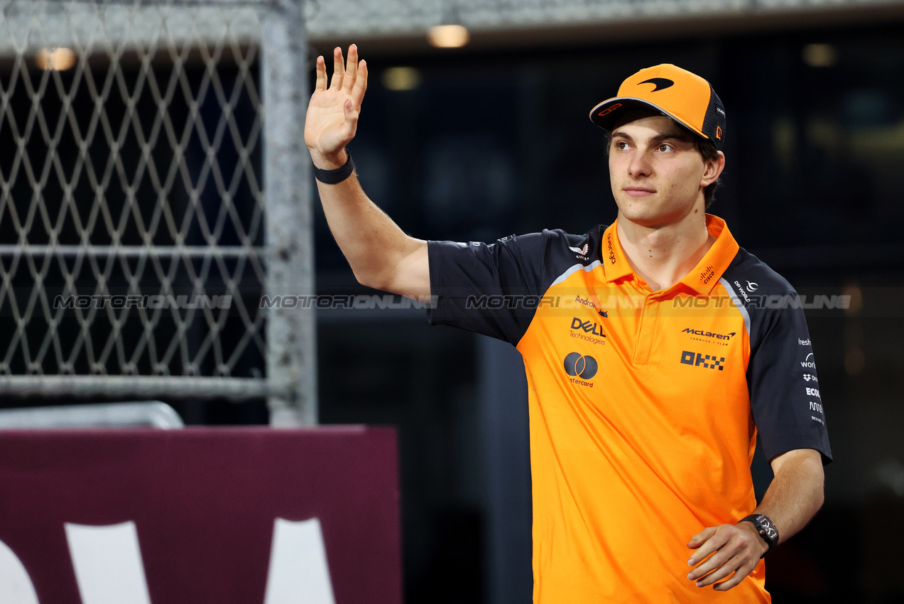 GP QATAR, Oscar Piastri (AUS) McLaren on the drivers' parade.

30.11.2025. Formula 1 World Championship, Rd 23, Qatar Grand Prix, Doha, Qatar, Gara Day.

- www.xpbimages.com, EMail: requests@xpbimages.com © Copyright: Charniaux / XPB Images