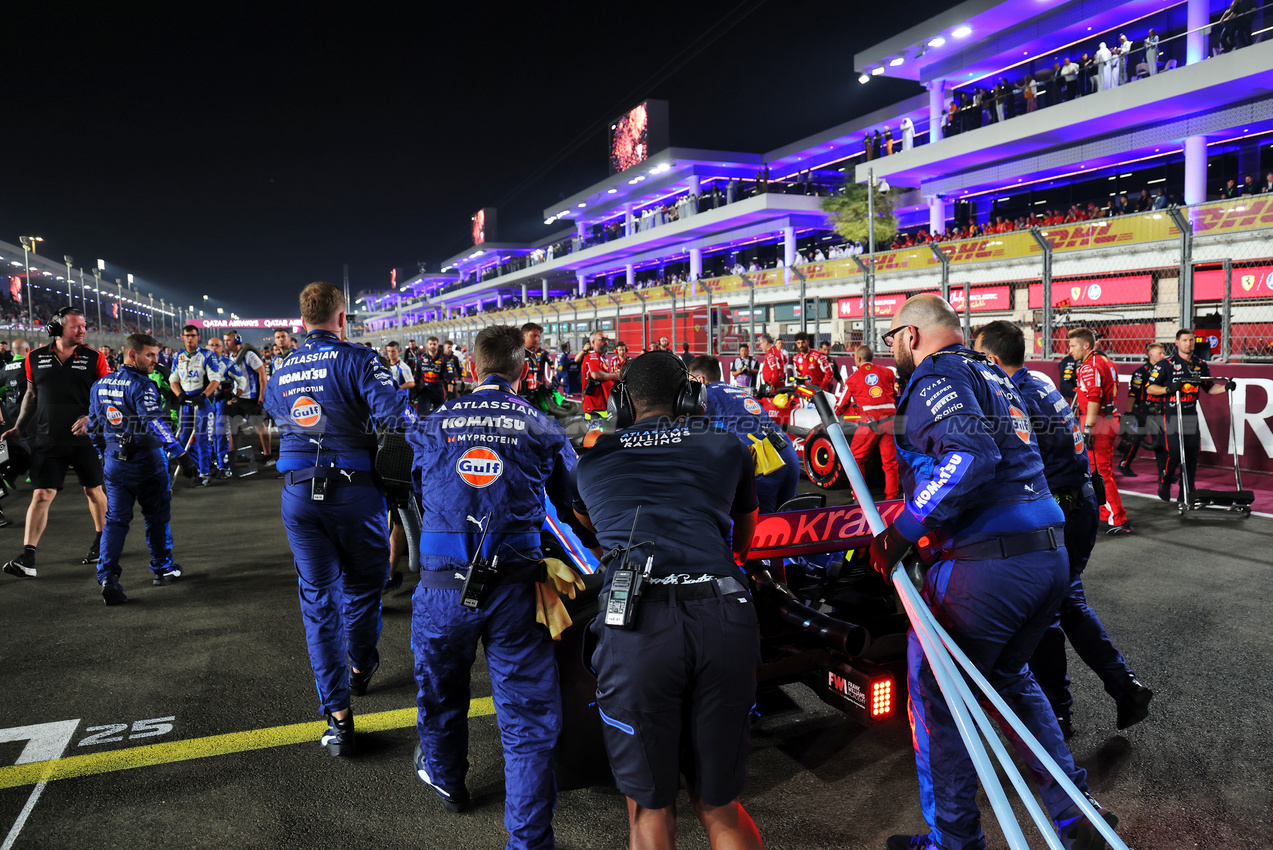 GP QATAR, Carlos Sainz (ESP) Atlassian Williams Racing FW47 on the grid.
30.11.2025. Formula 1 World Championship, Rd 23, Qatar Grand Prix, Doha, Qatar, Gara Day.
- www.xpbimages.com, EMail: requests@xpbimages.com © Copyright: Batchelor / XPB Images
