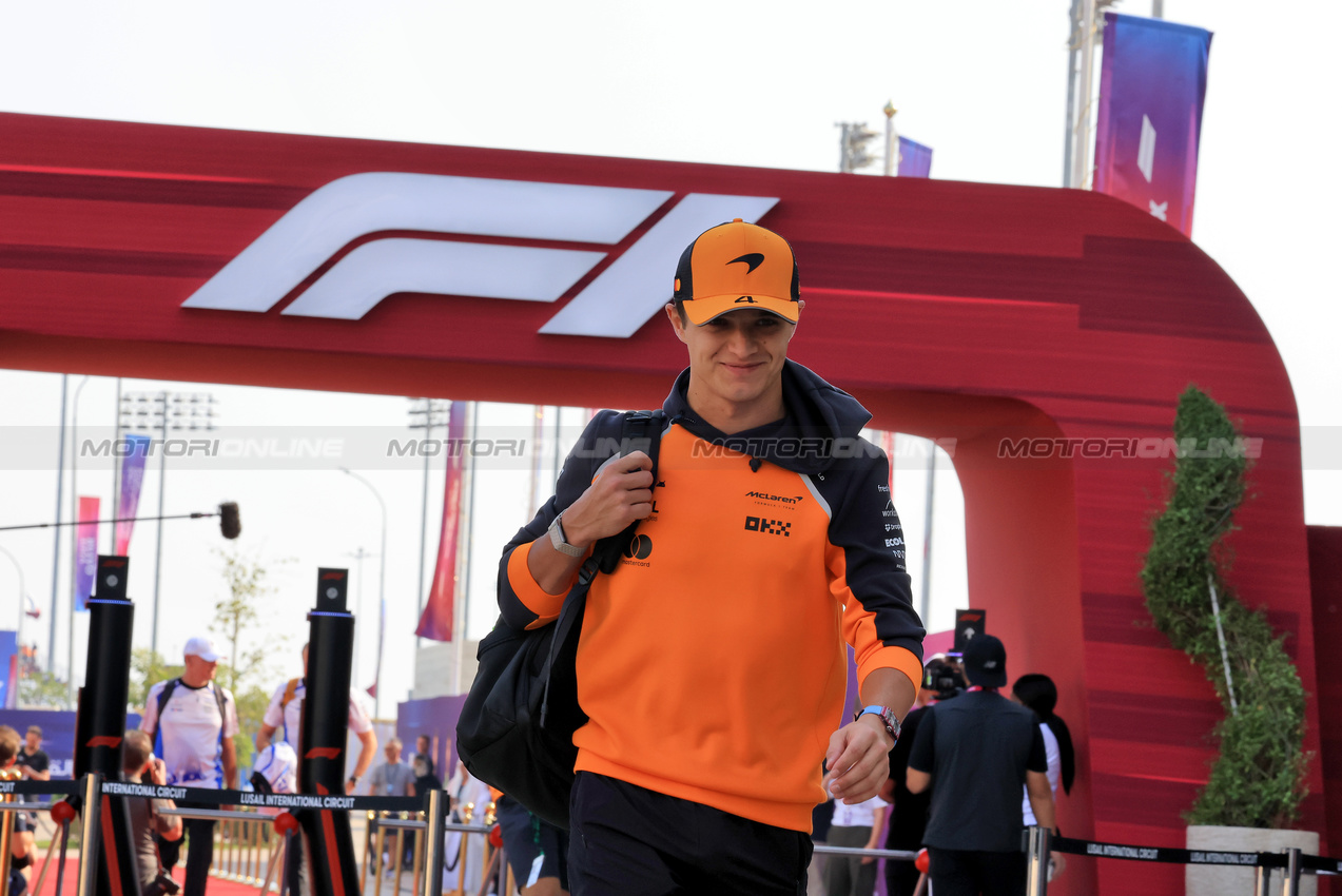 GP QATAR, Lando Norris (GBR) McLaren.
30.11.2025. Formula 1 World Championship, Rd 23, Qatar Grand Prix, Doha, Qatar, Gara Day.
- www.xpbimages.com, EMail: requests@xpbimages.com © Copyright: Moy / XPB Images