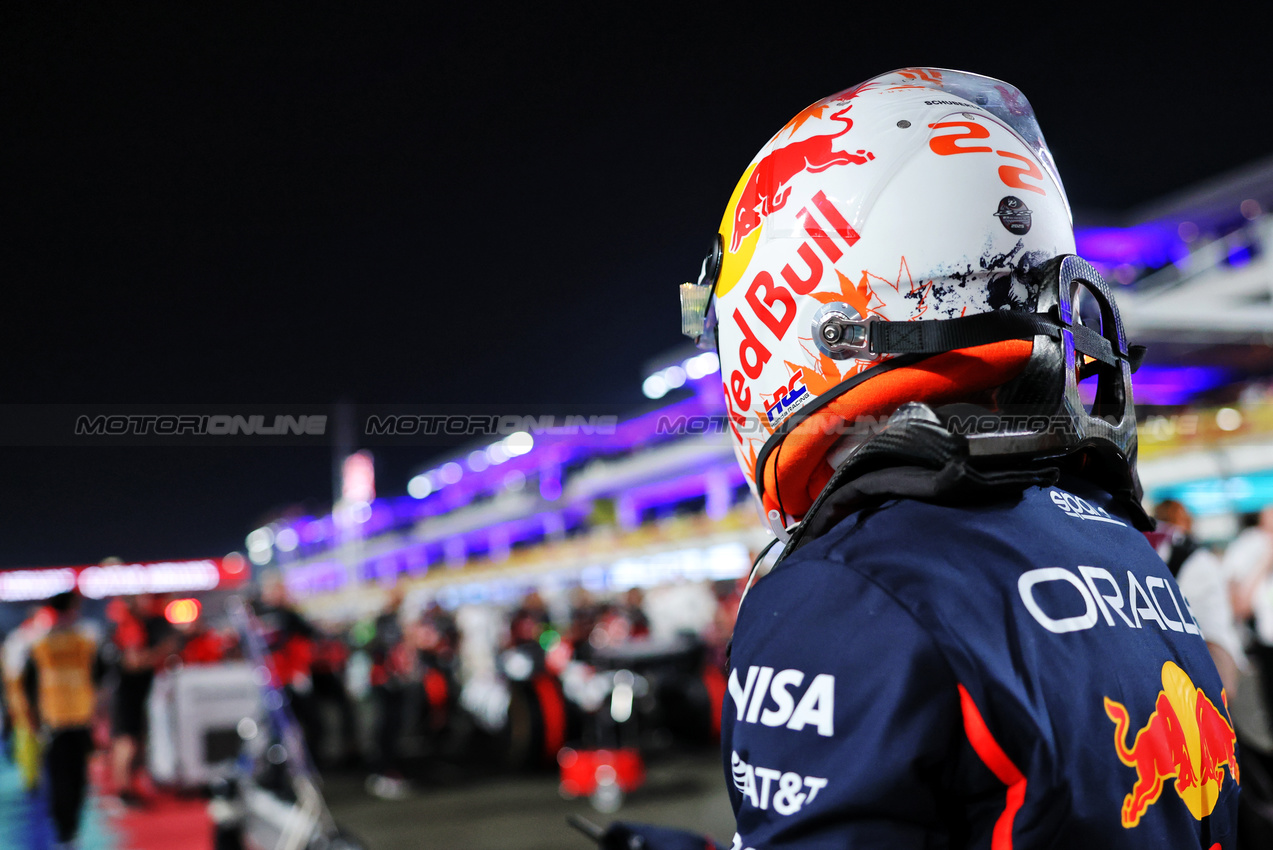 GP QATAR, Yuki Tsunoda (JPN) Red Bull Racing on the grid.

30.11.2025. Formula 1 World Championship, Rd 23, Qatar Grand Prix, Doha, Qatar, Gara Day.

- www.xpbimages.com, EMail: requests@xpbimages.com © Copyright: Charniaux / XPB Images