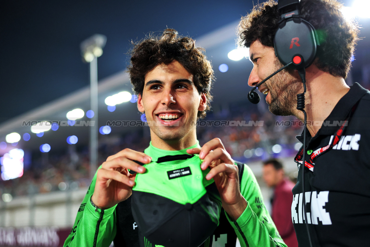 GP QATAR, Gabriel Bortoleto (BRA) Sauber on the grid.

30.11.2025. Formula 1 World Championship, Rd 23, Qatar Grand Prix, Doha, Qatar, Gara Day.

- www.xpbimages.com, EMail: requests@xpbimages.com © Copyright: Charniaux / XPB Images
