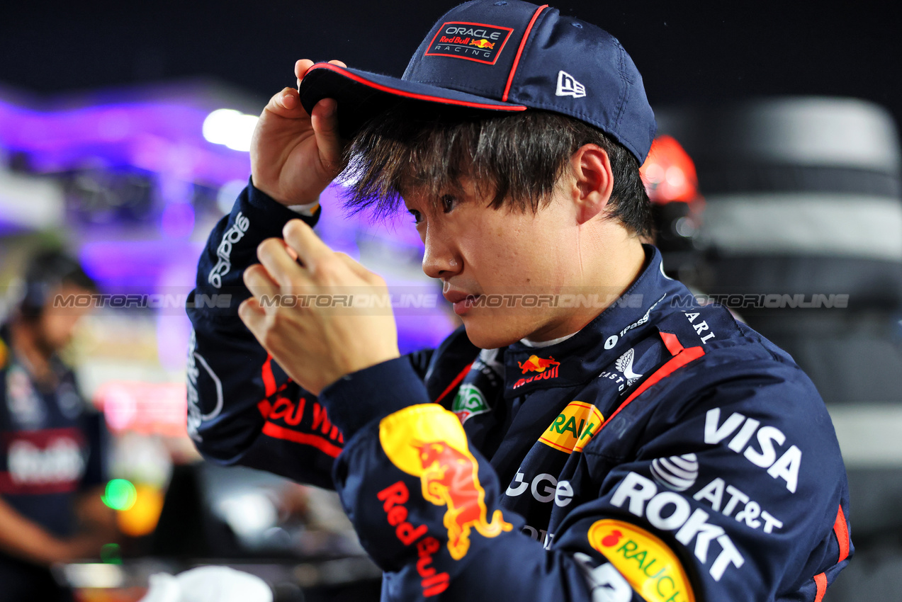 GP QATAR, Yuki Tsunoda (JPN) Red Bull Racing on the grid.

30.11.2025. Formula 1 World Championship, Rd 23, Qatar Grand Prix, Doha, Qatar, Gara Day.

- www.xpbimages.com, EMail: requests@xpbimages.com © Copyright: Charniaux / XPB Images