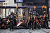 GP QATAR, Oscar Piastri (AUS) McLaren MCL39 makes a pit stop.

30.11.2025. Formula 1 World Championship, Rd 23, Qatar Grand Prix, Doha, Qatar, Gara Day.

- www.xpbimages.com, EMail: requests@xpbimages.com © Copyright: Batchelor / XPB Images