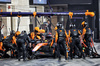 GP QATAR, Oscar Piastri (AUS) McLaren MCL39 makes a pit stop.
30.11.2025. Formula 1 World Championship, Rd 23, Qatar Grand Prix, Doha, Qatar, Gara Day.
- www.xpbimages.com, EMail: requests@xpbimages.com © Copyright: Batchelor / XPB Images