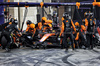 GP QATAR, Oscar Piastri (AUS) McLaren MCL39 makes a pit stop.
30.11.2025. Formula 1 World Championship, Rd 23, Qatar Grand Prix, Doha, Qatar, Gara Day.
- www.xpbimages.com, EMail: requests@xpbimages.com © Copyright: Batchelor / XPB Images
