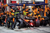 GP QATAR, Oscar Piastri (AUS) McLaren MCL39 makes a pit stop.

30.11.2025. Formula 1 World Championship, Rd 23, Qatar Grand Prix, Doha, Qatar, Gara Day.

- www.xpbimages.com, EMail: requests@xpbimages.com © Copyright: Batchelor / XPB Images