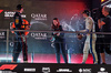 GP QATAR, The podium (L to R): Oscar Piastri (AUS) McLaren, second; Max Verstappen (NLD) Red Bull Racing, vincitore; Hannah Schmitz (GBR) Red Bull Racing Senior Strategy Engineer; Carlos Sainz (ESP) Atlassian Williams Racing, third.
30.11.2025. Formula 1 World Championship, Rd 23, Qatar Grand Prix, Doha, Qatar, Gara Day.
- www.xpbimages.com, EMail: requests@xpbimages.com © Copyright: Batchelor / XPB Images
