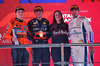 GP QATAR, The podium (L to R): Oscar Piastri (AUS) McLaren, second; Max Verstappen (NLD) Red Bull Racing, vincitore; Hannah Schmitz (GBR) Red Bull Racing Senior Strategy Engineer; Carlos Sainz (ESP) Atlassian Williams Racing, third.

30.11.2025. Formula 1 World Championship, Rd 23, Qatar Grand Prix, Doha, Qatar, Gara Day.

- www.xpbimages.com, EMail: requests@xpbimages.com © Copyright: Batchelor / XPB Images