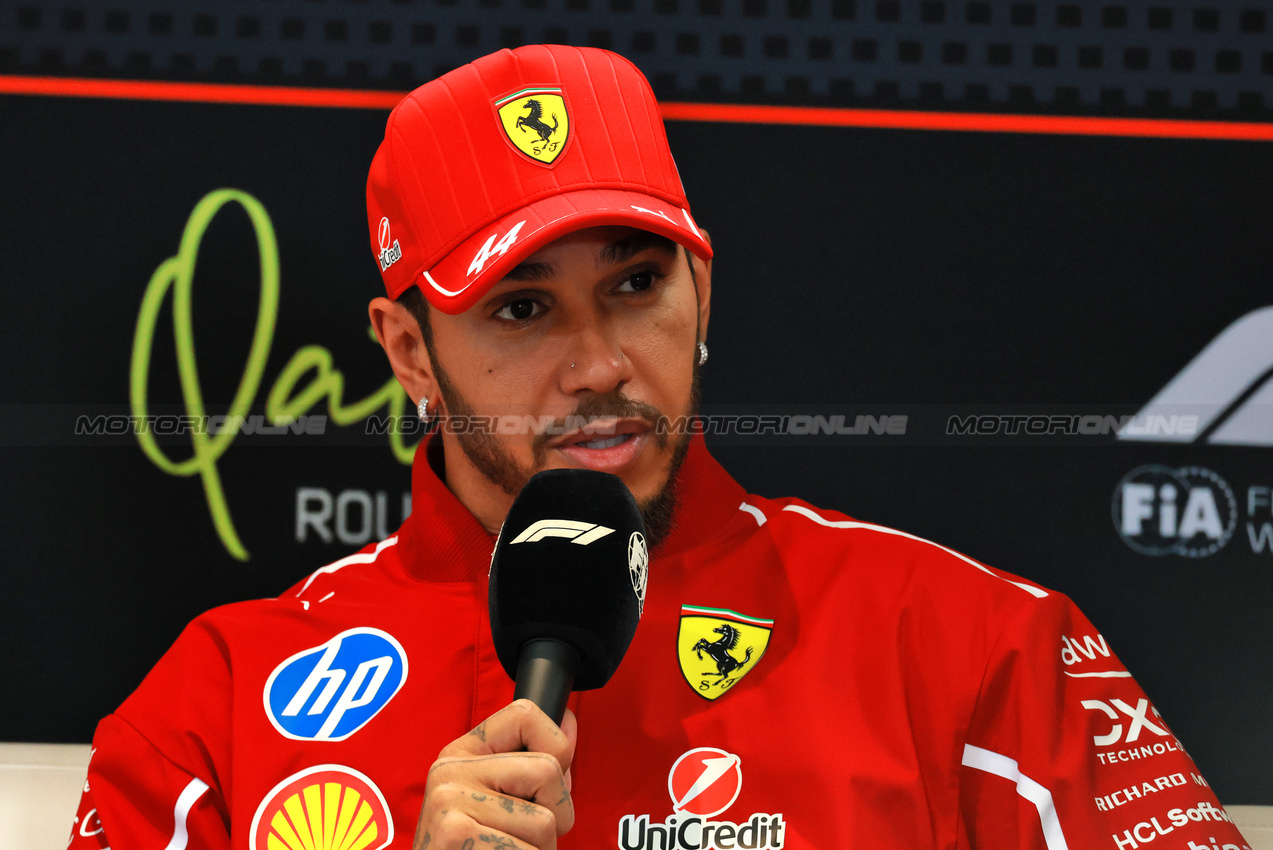 GP QATAR, Lewis Hamilton (GBR) Ferrari in the FIA Press Conference.

27.11.2025. Formula 1 World Championship, Rd 23, Qatar Grand Prix, Doha, Qatar, Preparation Day.

- www.xpbimages.com, EMail: requests@xpbimages.com © Copyright: Moy / XPB Images