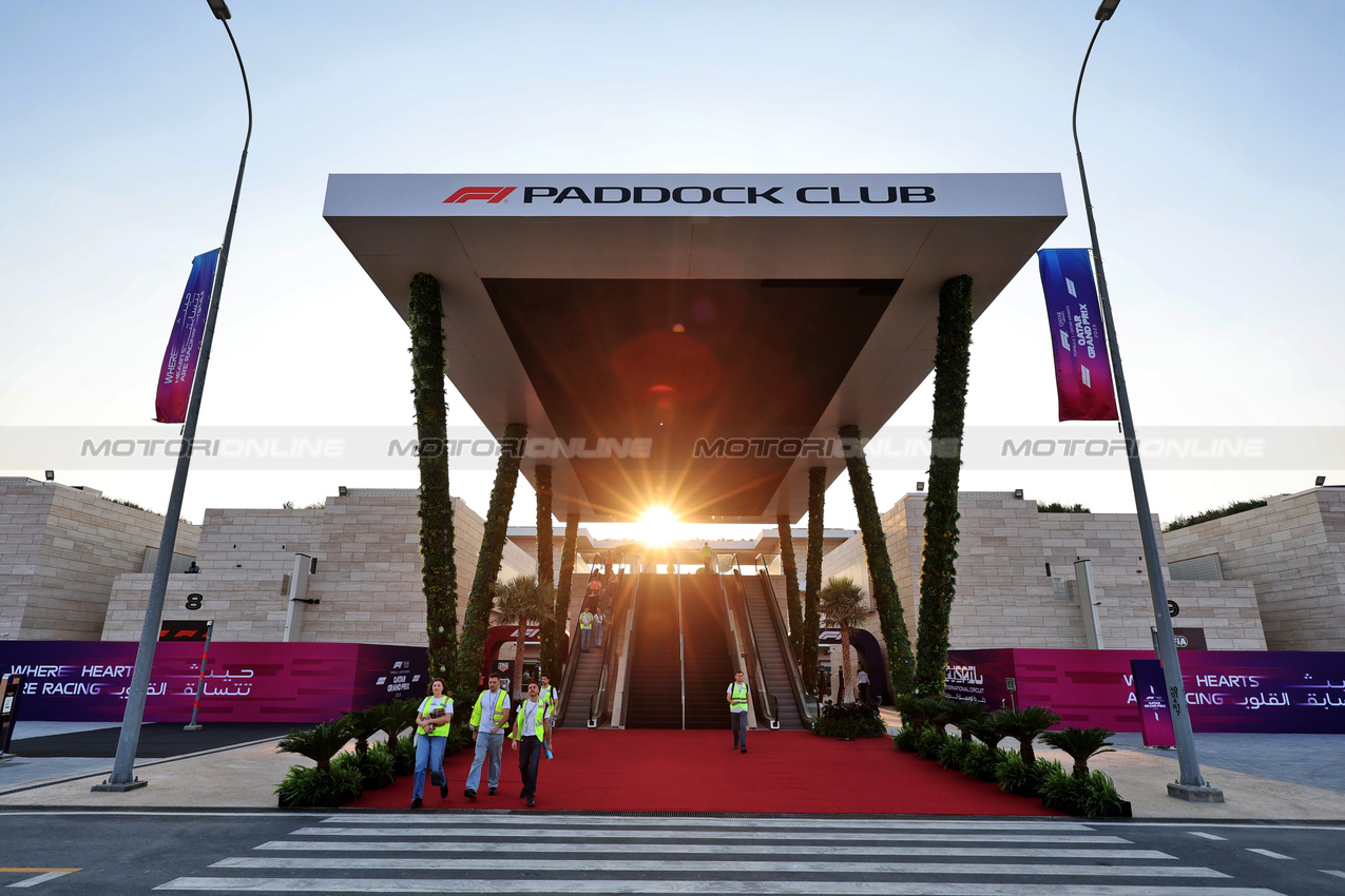 GP QATAR, Circuit Atmosfera - Paddock Club entrance.

27.11.2025. Formula 1 World Championship, Rd 23, Qatar Grand Prix, Doha, Qatar, Preparation Day.

- www.xpbimages.com, EMail: requests@xpbimages.com © Copyright: Moy / XPB Images