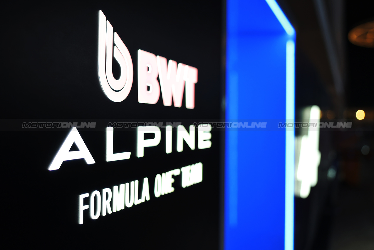 GP QATAR, Alpine F1 Team logo.

27.11.2025. Formula 1 World Championship, Rd 23, Qatar Grand Prix, Doha, Qatar, Preparation Day.

- www.xpbimages.com, EMail: requests@xpbimages.com © Copyright: Moy / XPB Images