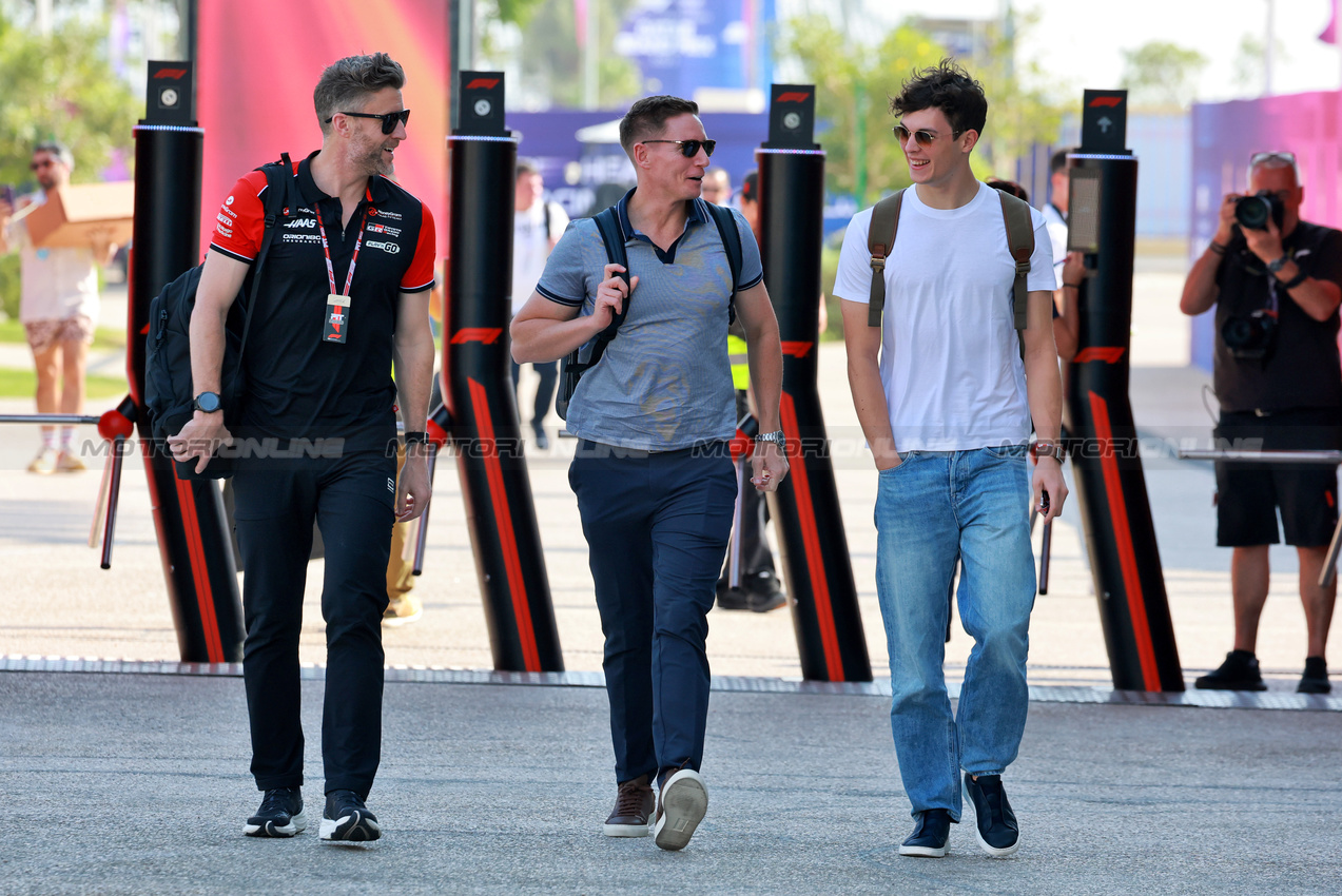 GP QATAR, Oliver Bearman (GBR) Haas F1 Team (Right) e Martin Poole (GBR) Haas F1 Team Personal Trainer (Left).

27.11.2025. Formula 1 World Championship, Rd 23, Qatar Grand Prix, Doha, Qatar, Preparation Day.

- www.xpbimages.com, EMail: requests@xpbimages.com © Copyright: Moy / XPB Images