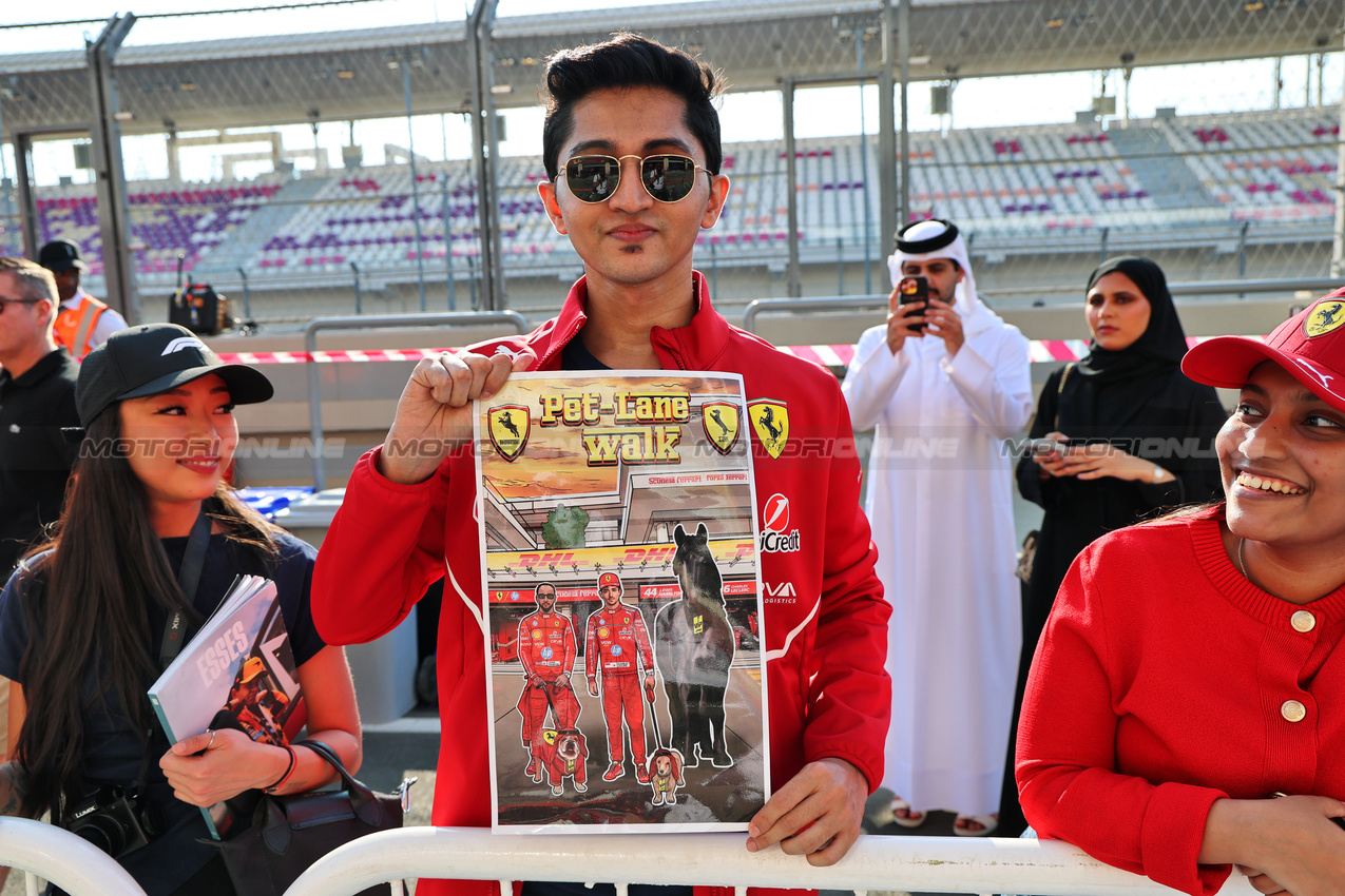 GP QATAR, Circuit Atmosfera - Lewis Hamilton (GBR) Ferrari fan in the pits.

27.11.2025. Formula 1 World Championship, Rd 23, Qatar Grand Prix, Doha, Qatar, Preparation Day.

- www.xpbimages.com, EMail: requests@xpbimages.com © Copyright: Batchelor / XPB Images