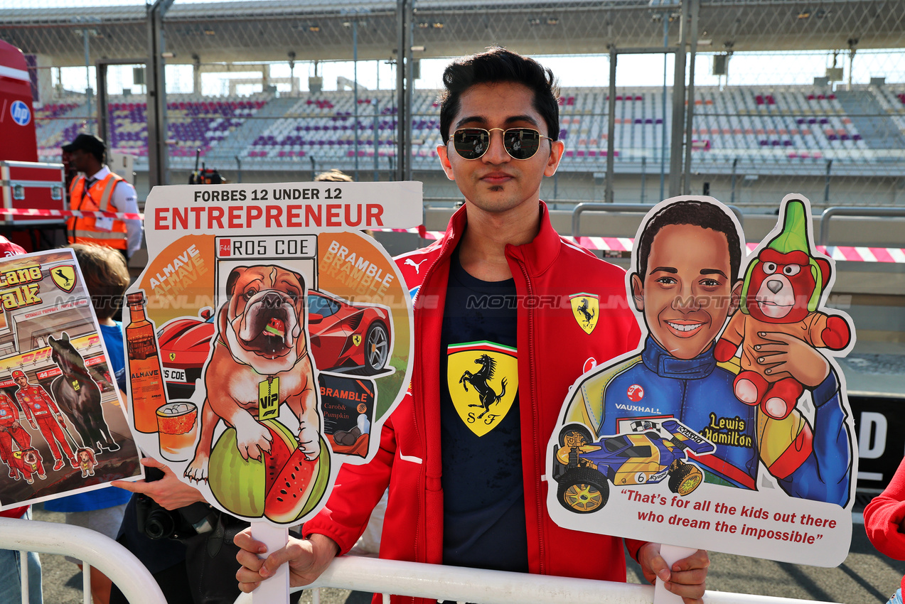 GP QATAR, Circuit Atmosfera - Lewis Hamilton (GBR) Ferrari fan in the pits.

27.11.2025. Formula 1 World Championship, Rd 23, Qatar Grand Prix, Doha, Qatar, Preparation Day.

- www.xpbimages.com, EMail: requests@xpbimages.com © Copyright: Batchelor / XPB Images