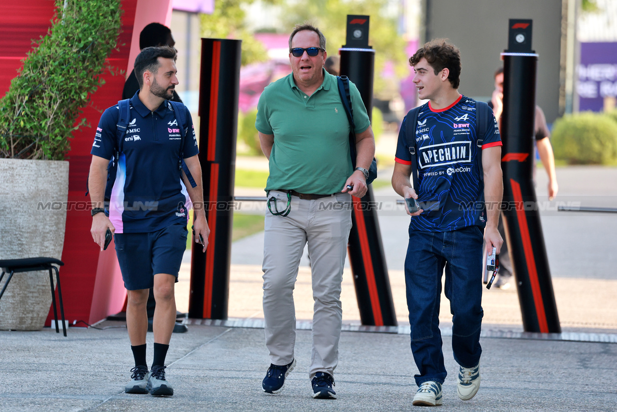 GP QATAR, Franco Colapinto (ARG) Alpine F1 Team (Right) with Jamie Campbell-Walter (GBR) Bullet Sports Management (Centre).

27.11.2025. Formula 1 World Championship, Rd 23, Qatar Grand Prix, Doha, Qatar, Preparation Day.

- www.xpbimages.com, EMail: requests@xpbimages.com © Copyright: Moy / XPB Images