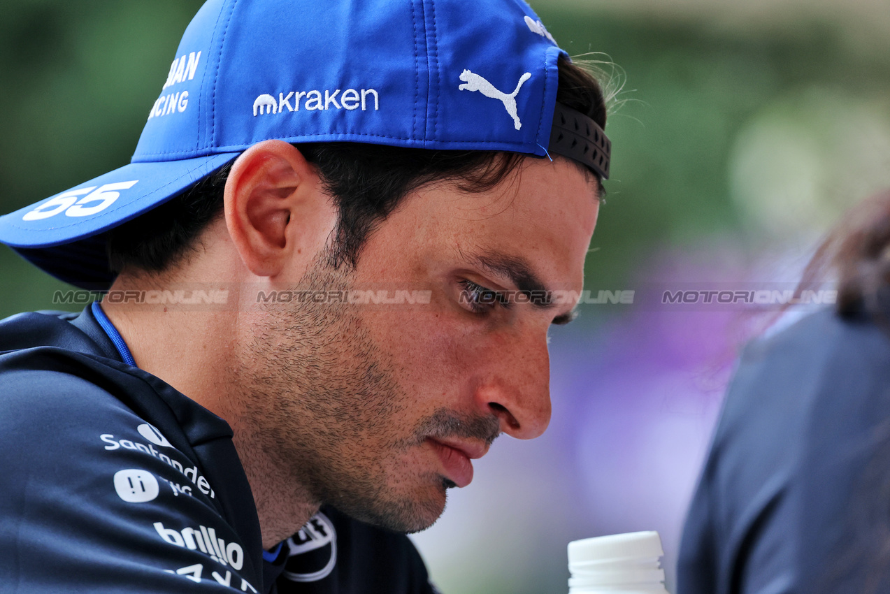 GP QATAR, Carlos Sainz (ESP) Atlassian Williams Racing.

27.11.2025. Formula 1 World Championship, Rd 23, Qatar Grand Prix, Doha, Qatar, Preparation Day.

- www.xpbimages.com, EMail: requests@xpbimages.com © Copyright: Batchelor / XPB Images