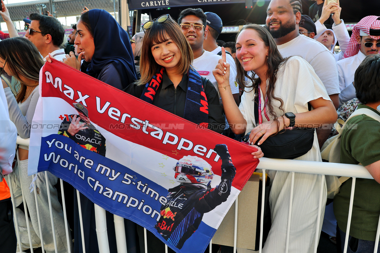 GP QATAR, Circuit Atmosfera - Max Verstappen (NLD) Red Bull Racing fan in the pits.

27.11.2025. Formula 1 World Championship, Rd 23, Qatar Grand Prix, Doha, Qatar, Preparation Day.

- www.xpbimages.com, EMail: requests@xpbimages.com © Copyright: Batchelor / XPB Images