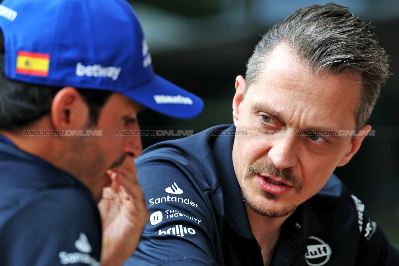 GP QATAR, Gaetan Jego (FRA) Atlassian Williams Racing Gara Engineer with Carlos Sainz (ESP) Atlassian Williams Racing.

27.11.2025. Formula 1 World Championship, Rd 23, Qatar Grand Prix, Doha, Qatar, Preparation Day.

- www.xpbimages.com, EMail: requests@xpbimages.com © Copyright: Batchelor / XPB Images