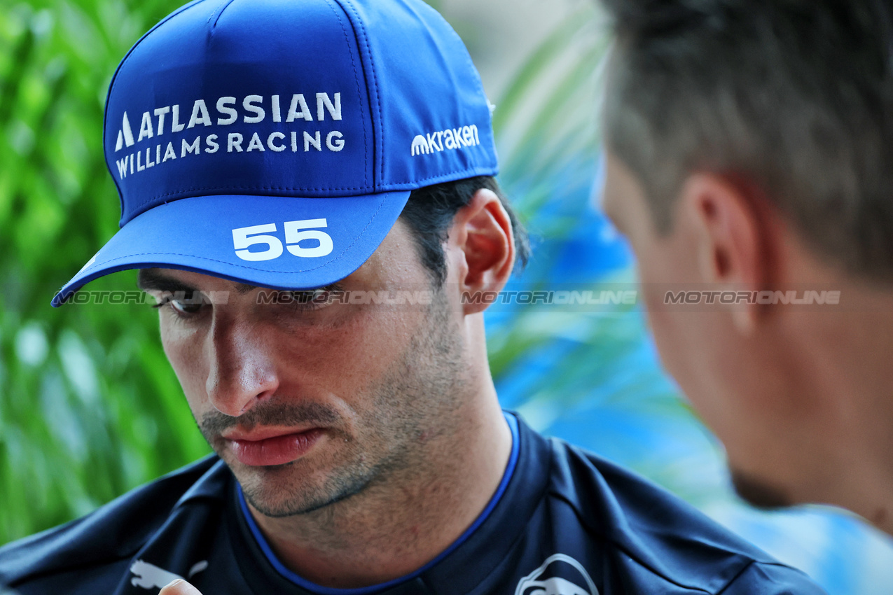 GP QATAR, Carlos Sainz (ESP) Atlassian Williams Racing.

27.11.2025. Formula 1 World Championship, Rd 23, Qatar Grand Prix, Doha, Qatar, Preparation Day.

- www.xpbimages.com, EMail: requests@xpbimages.com © Copyright: Batchelor / XPB Images