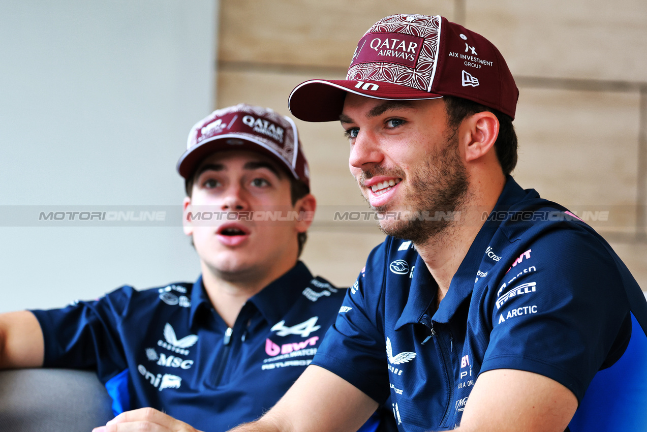 GP QATAR, Pierre Gasly (FRA) Alpine F1 Team e Franco Colapinto (ARG) Alpine F1 Team.

27.11.2025. Formula 1 World Championship, Rd 23, Qatar Grand Prix, Doha, Qatar, Preparation Day.

- www.xpbimages.com, EMail: requests@xpbimages.com © Copyright: Moy / XPB Images