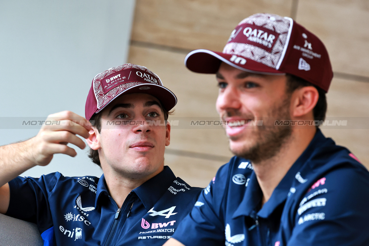 GP QATAR, Franco Colapinto (ARG) Alpine F1 Team e Pierre Gasly (FRA) Alpine F1 Team.

27.11.2025. Formula 1 World Championship, Rd 23, Qatar Grand Prix, Doha, Qatar, Preparation Day.

- www.xpbimages.com, EMail: requests@xpbimages.com © Copyright: Moy / XPB Images