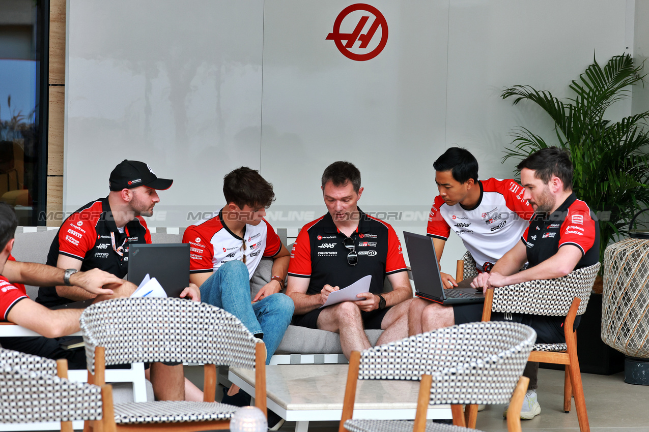 GP QATAR, Oliver Bearman (GBR) Haas F1 Team e Ryo Hirakawa (JPN) Haas F1 Team Reserve Driver with engineers.

27.11.2025. Formula 1 World Championship, Rd 23, Qatar Grand Prix, Doha, Qatar, Preparation Day.

- www.xpbimages.com, EMail: requests@xpbimages.com © Copyright: Moy / XPB Images