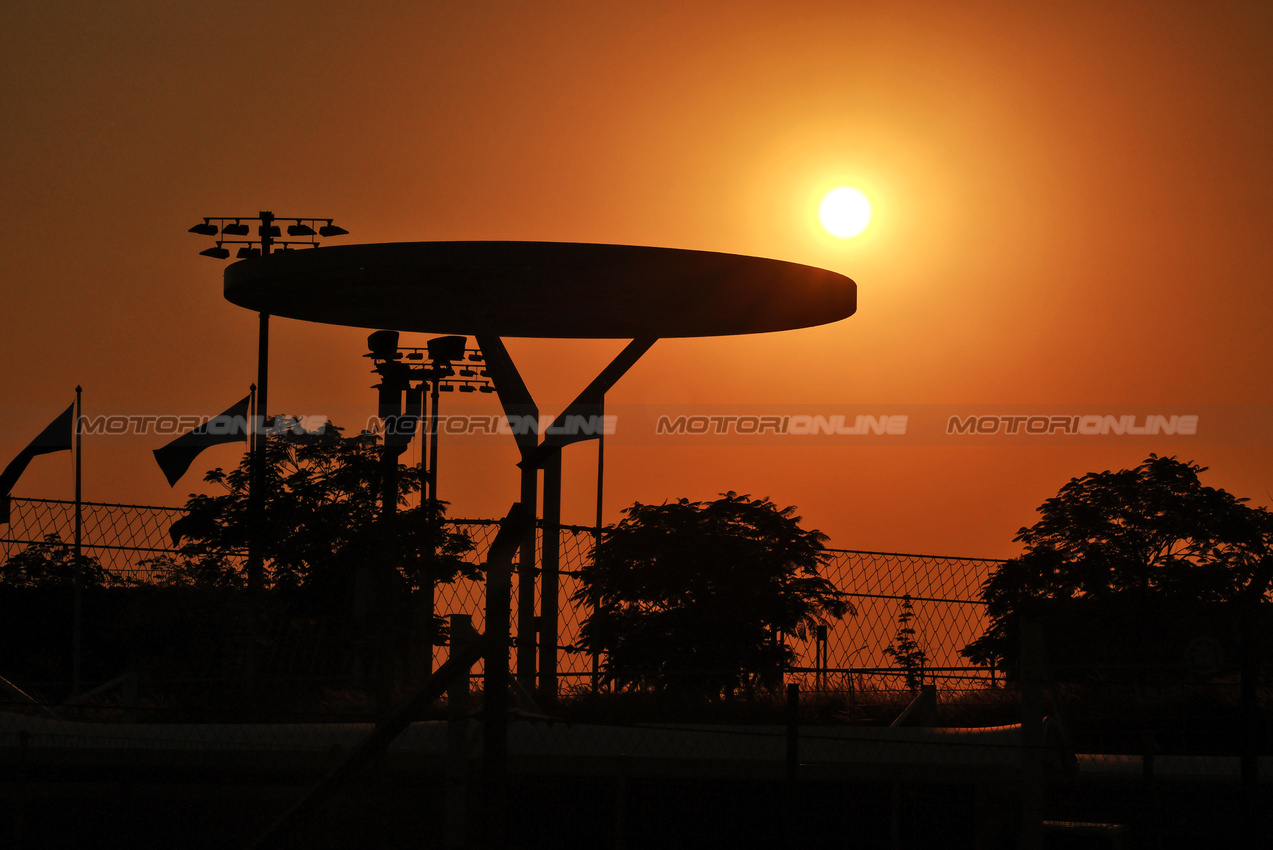 GP QATAR, Circuit Atmosfera - sunset.

27.11.2025. Formula 1 World Championship, Rd 23, Qatar Grand Prix, Doha, Qatar, Preparation Day.

- www.xpbimages.com, EMail: requests@xpbimages.com © Copyright: Moy / XPB Images