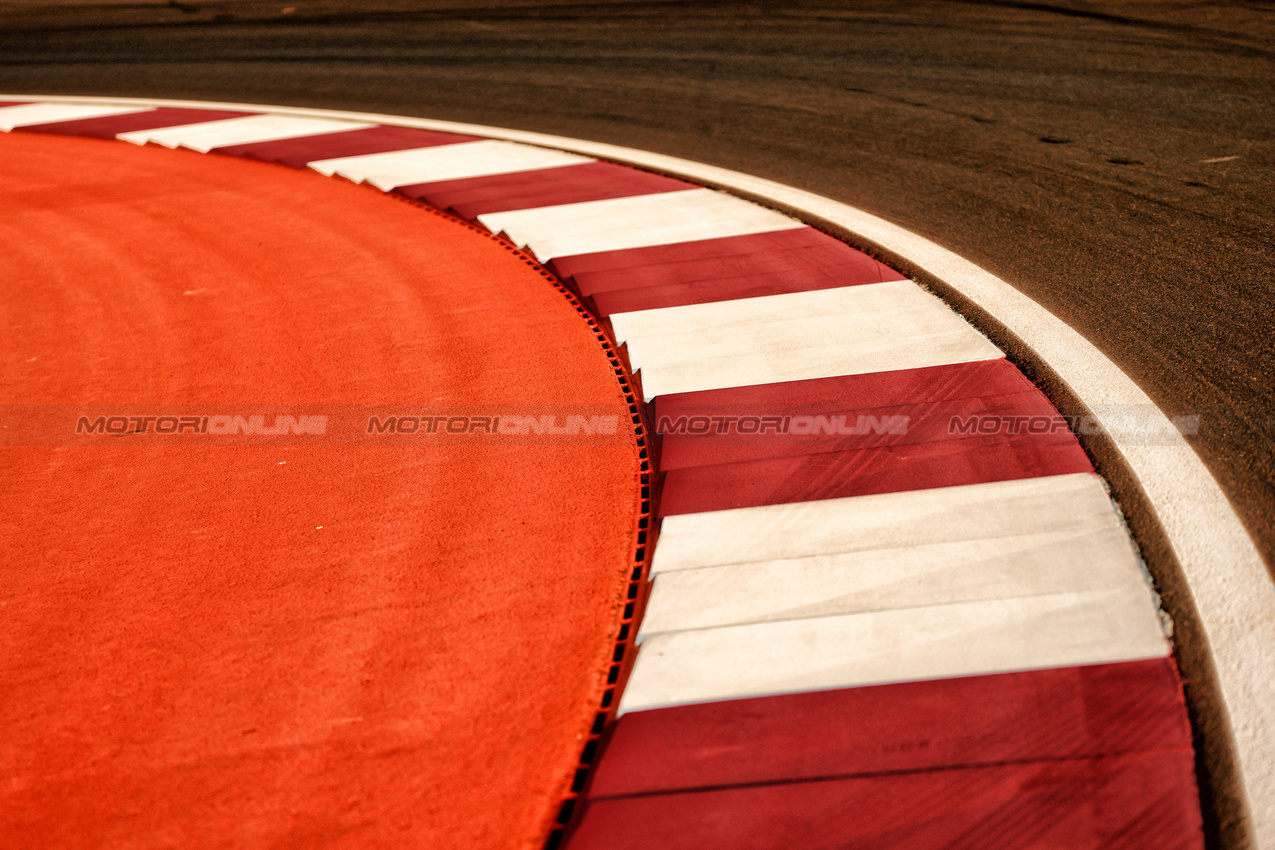 GP QATAR, Circuit Atmosfera - kerb detail.

27.11.2025. Formula 1 World Championship, Rd 23, Qatar Grand Prix, Doha, Qatar, Preparation Day.

- www.xpbimages.com, EMail: requests@xpbimages.com © Copyright: Moy / XPB Images