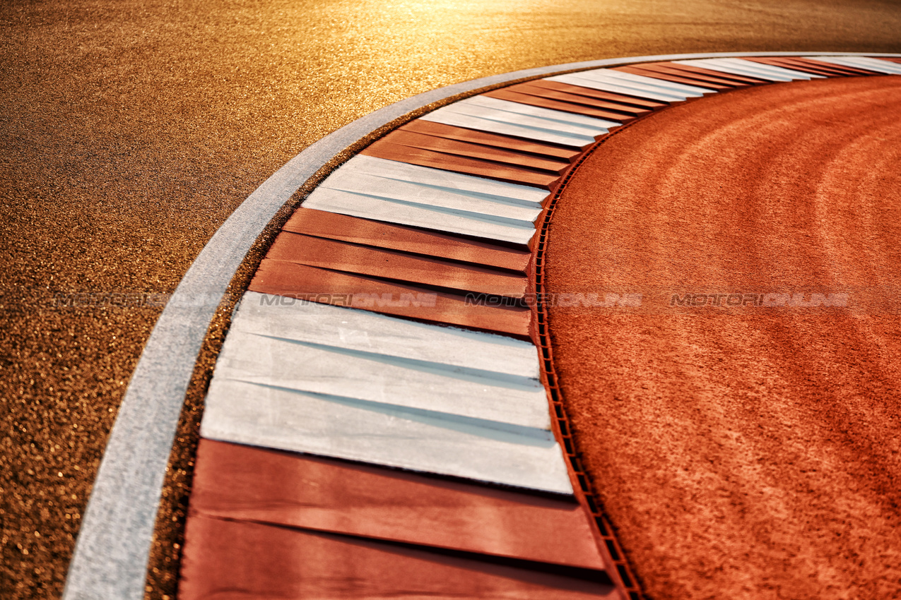 GP QATAR, Circuit Atmosfera - kerb detail.

27.11.2025. Formula 1 World Championship, Rd 23, Qatar Grand Prix, Doha, Qatar, Preparation Day.

- www.xpbimages.com, EMail: requests@xpbimages.com © Copyright: Moy / XPB Images