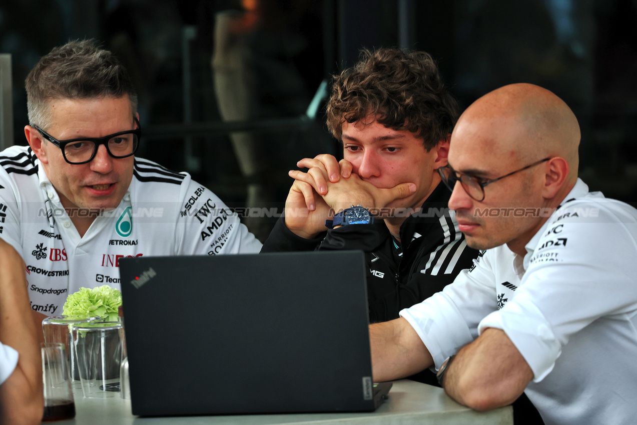 GP QATAR, Andrea Kimi Antonelli (ITA) Mercedes AMG F1 (Centre) with Peter Bonnington (GBR) Mercedes AMG F1 Gara Engineer (Left).

27.11.2025. Formula 1 World Championship, Rd 23, Qatar Grand Prix, Doha, Qatar, Preparation Day.

- www.xpbimages.com, EMail: requests@xpbimages.com © Copyright: Batchelor / XPB Images