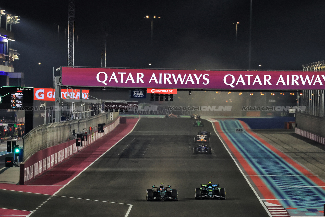 GP QATAR, Andrea Kimi Antonelli (ITA) Mercedes AMG F1 W16 e Fernando Alonso (ESP) Aston Martin F1 Team AMR25 battle for position.

29.11.2025. Formula 1 World Championship, Rd 23, Qatar Grand Prix, Doha, Qatar, Sprint e Qualifiche Day.

- www.xpbimages.com, EMail: requests@xpbimages.com © Copyright: Moy / XPB Images