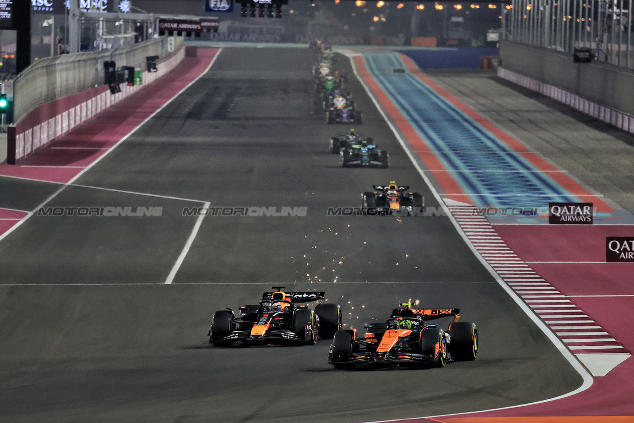 GP QATAR, Lando Norris (GBR) McLaren MCL39 e Max Verstappen (NLD) Red Bull Racing RB21 battle for position.
29.11.2025. Formula 1 World Championship, Rd 23, Qatar Grand Prix, Doha, Qatar, Sprint e Qualifiche Day.
- www.xpbimages.com, EMail: requests@xpbimages.com © Copyright: Moy / XPB Images